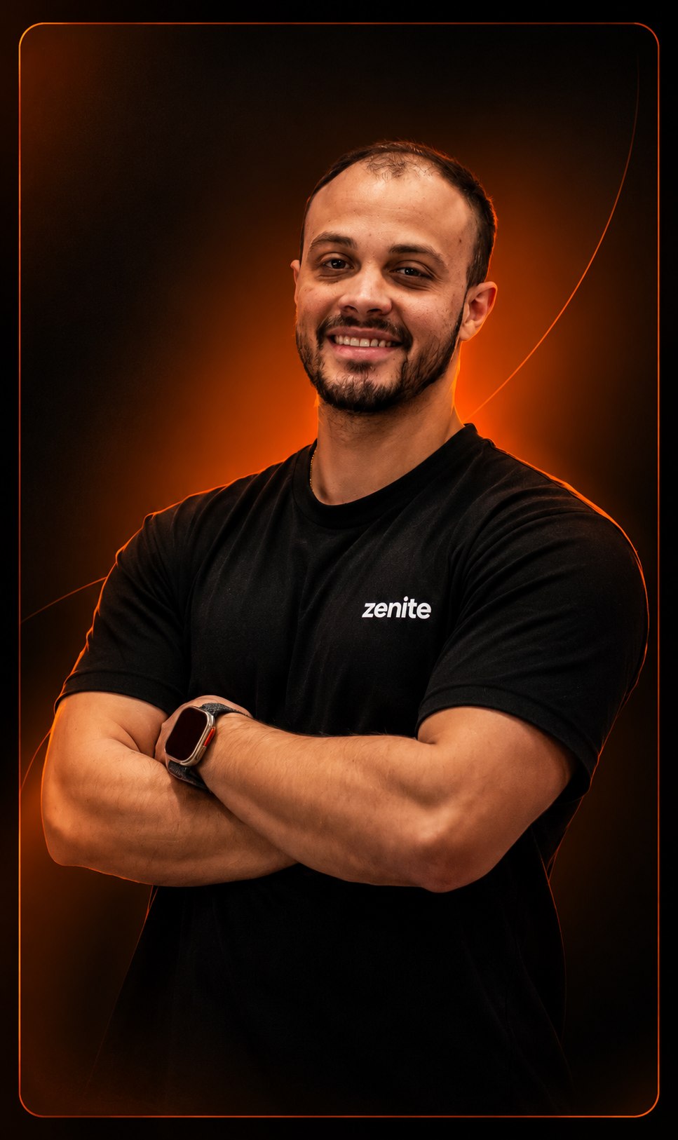 Kevin Belluco, socio-fundador da Zenite Hub, de bracos cruzados vestindo camiseta preta com o logotipo da Zenite